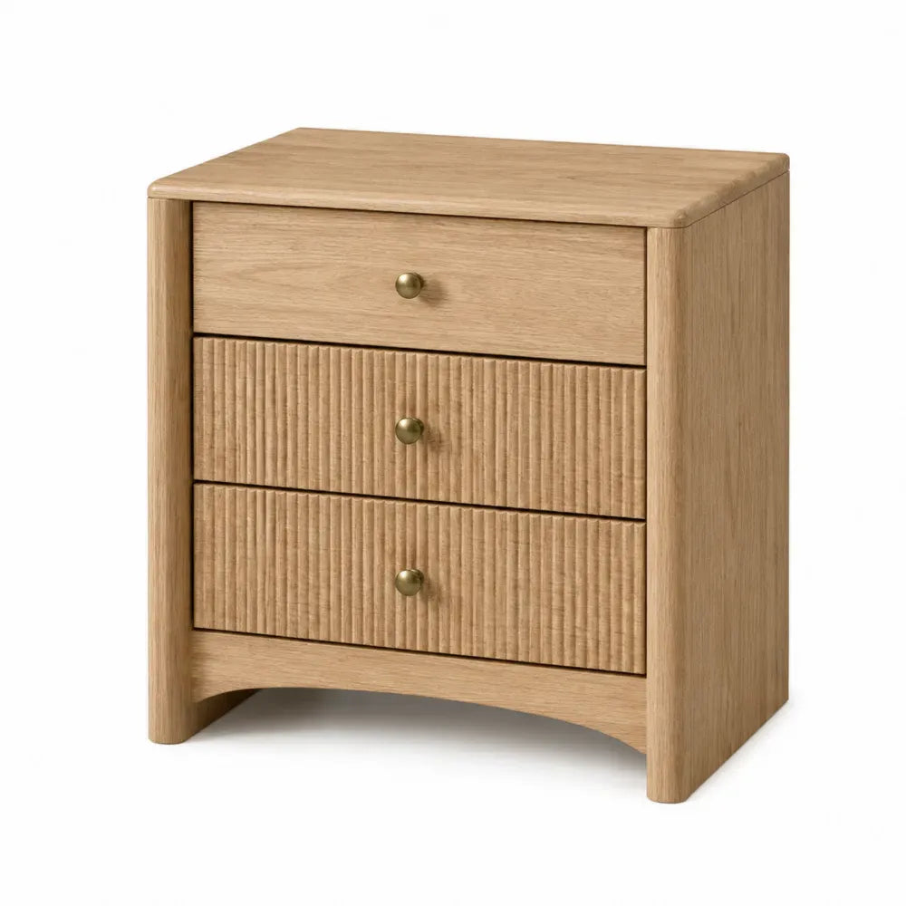 Mesita de noche de madera ingeniería roble claro tres cajones estructura rectangular tiradores metálicos dorados 50 cm x 40 cm x 55 cm